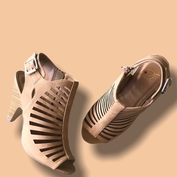 Delicious Shoes - Delicious Shaky Tan Strappy Pyramid Heel Sandal